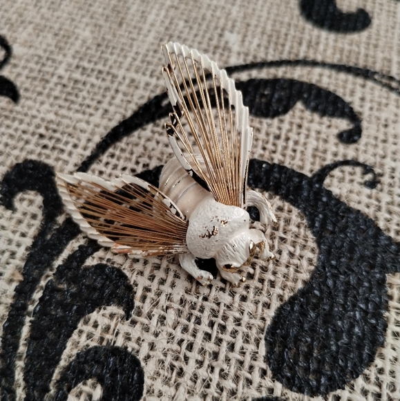 Vintage Monet Bumble Bee/Insect Brooch - Picture 2 of 15